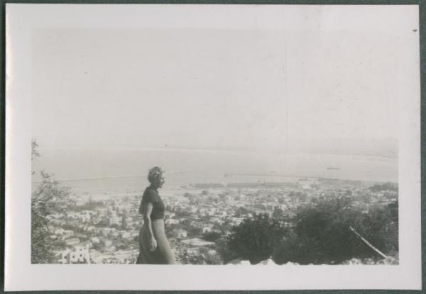 Ritratto femminile - Marieda Di Stefano - Israele - Monte Carmelo - Caifa (Haifa) sullo sfondo - Mare