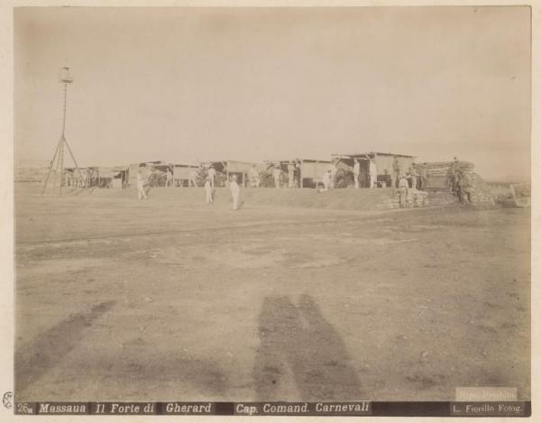 Eritrea - Massaua, dintorni - Forte Gherard - Postazione di artiglieria - Cannoni - Baracche - Soldati
