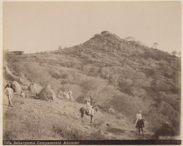 Eritrea - Sabarguma - Collina - Accampamento militare abissino - Piccole capanne coperte di paglia