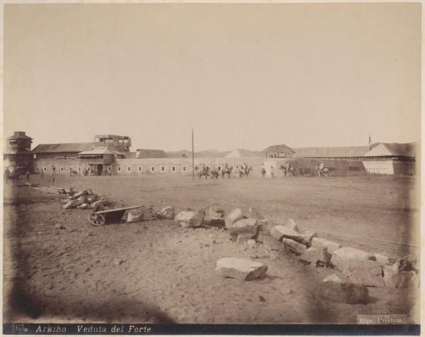 Eritrea - Arkiho - Forte - Cortile - Mura di cinta - Cavalli - Soldati