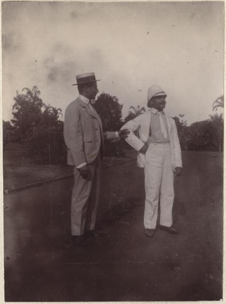 Ritratto di gruppo - Due uomini in piedi - Uno in tenuta coloniale, l'altro vestito all'occidentale