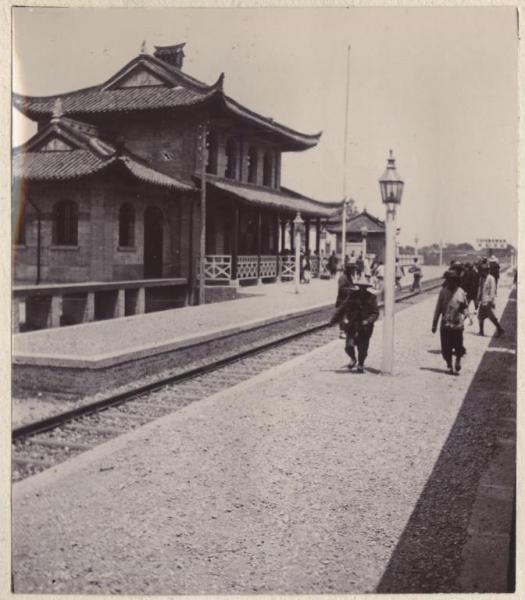 Cina - Stazione ferroviaria - Binari - Persone in attesa sulla banchina