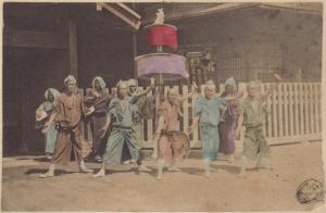 Ritratto di gruppo - Cinque uomini giapponesi intenti in una danza processionale - Sullo sfondo quattro musicisti