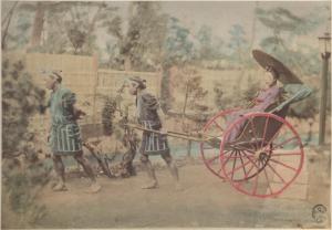 Giappone - Risciò (detto anche jinrikisha) - Una donna è trainata da due portatori - Il primo traina da delle sottili funi - Il secondo utilizza le assi del carretto