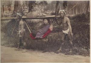 Giappone - Due uomini trasportano su un "Kago" (portantina) a cesto una donna