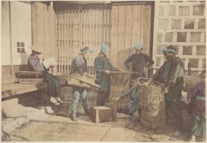 Giappone - Cortile di un laboratorio artigianale - Tre uomini in piedi e uno seduto lavorano alla fabbricazione di cesti e canestri di varia dimensione - Un uomo seduto legge - Un uomo in piedi controlla il lavoro - Un uomo sta uscendo dalla scena