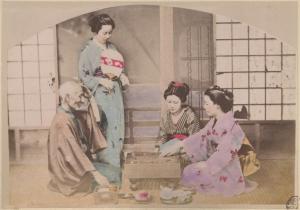 Giappone - Un uomo anziano gioca con due giovani donne in kimono al gioco del go - Una donna più anziana guarda in piedi il gruppo di giocatori