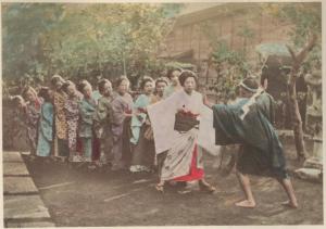 Giappone - Gruppo di undici donne intento in una danza rituale - Un uomo guida i movimento del gruppo