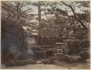 Giappone - Giardino di un'abitazione - Lanterna di pietra - Piante