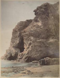 Giappone - Spiaggia - Speroni di roccia - Caverna
