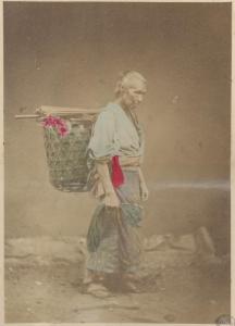 Ritratto femminile - Scena di genere giapponese - Donna anziana con cesto - Venditrice ambulante - "Shokunin zukushi" - "Nichijou seikatsu"