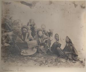 Ritratto di gruppo - Cinque uomini e due donne seduti per terra - Lebbrosi