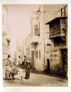 Egitto - Il Cairo - Centro storico - Una strada - Abitazioni - Balcone ligneo aggettante detto moucharabia - Asino carico a trasportatore - Donna con cesta in testa