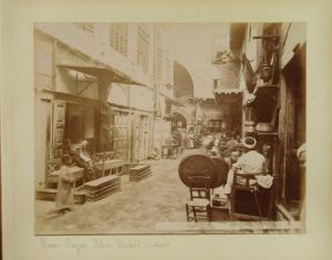 Egitto - Il Cairo - Quartiere di Khan al-Khalili - Bazar - Botteghe - Venditori di vassoi cesellati - Esposizione della merce sulla strada