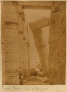 Egitto - Luxor dintorni - El Karnak - Complesso di templi - Colonna con capitello a forma di loto obliqua