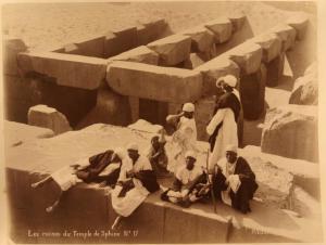 Egitto - Il Cairo dintorni - Piana di Giza - Tempio della Sfinge - Monolite - Gruppo di uomini e ragazzi egiziani