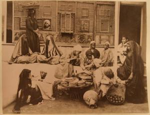Scena di genere - Venditori ambulanti egiziani di varie etnie - Cinque donne velate - Una donna che appare da una moucharabia - Cinque bambini - Un giovane incorniciato da una porta - Due uomini - Tavolo con pane arabo