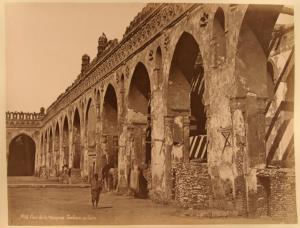 Egitto - Il Cairo - Moschea di Ibn Tulun - Cortile - Portico decorato - Muri scrostati - Muretti tra le arcate del portico