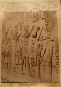 Bassorilievo - Iside, Ramses II fanciullo vestito con pelle di leopardo, Sethi I - Egitto - Abydos - Tempio di Sethi I