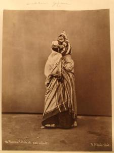 Ritratto - Contadina egiziana in abito tradizionale col volto coperto - Bambino sulle spalle