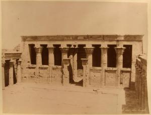 Egitto - Edfu - Tempio di Horus - Cortile di Tolomeo X - Facciata del pronao
