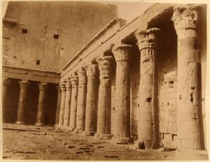 Egitto - Edfu - Tempio di Horus - Cortile di Tolomeo X - Colonnato