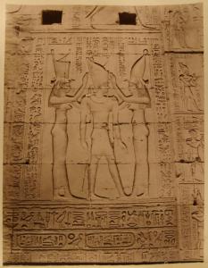 Bassorilievo - incoronazione del faraone circondato da due dee Mut - Egitto - Edfu - Tempio di Horus - interno