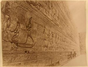 Egitto - Edfu - Tempio di Horus - Muro di cinta - Lato interno - Bassorilievi raffiguranti la navigrazione del faraone sul Nilo