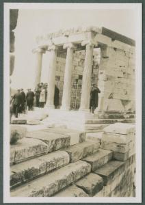 Atene - Acropoli - Tempio di Atena Nike - Pronao - Persone, turisti