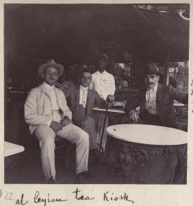 Ritratto di gruppo - Tre uomini occidentali seduti ad un tavolo del Ceylon tea kiosk - Sottotenente di Vascello Ermanno Carlotto