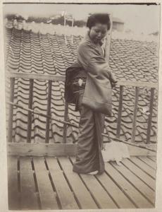 Ritratto - Giovane donna giapponese in kimono - Terrazzo - Tetto
