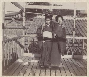 Ritratto di gruppo - Due donne giapponesi in kimono - Terrazzo