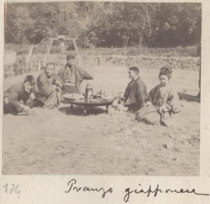 Ritratto di gruppo - Quattro uomini e una donna seduti all'aperto