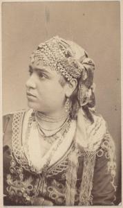 Ritratto - Donna algerina - Foulard in testa - Abito tradizionale