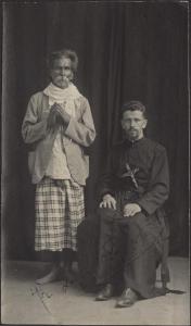 Ritratto - Due uomini - Un prete cattolico e un anziano birmano che prega