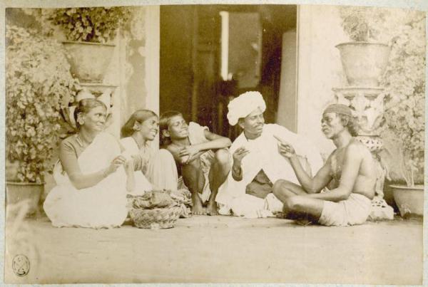 Scena di genere - Tre donne ed un uomo ascoltano i racconti di un cantastorie a Chennai (già Madras)