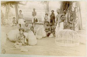 India - Chennai (già Madras) - Manifattura di cesti - Uomini e bambini al lavoro