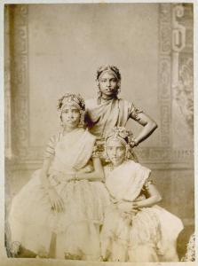 Ritratto di gruppo - Tre giovani ballerine indiane in costume