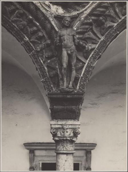 Rilievo - San Sebastiano - Rinaldo de' Stauris - Certosa di Pavia - Chiostro piccolo