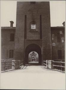 Peschiera Borromeo - Castello - Torre centrale e ingresso