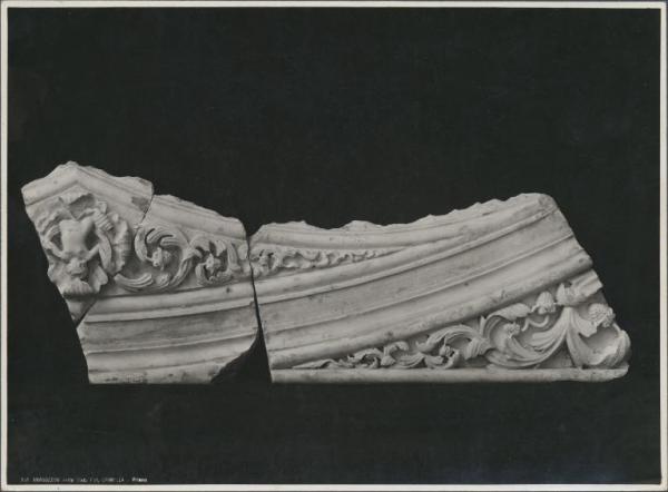 Architrave a rilievo - Frammento di tomba viscontea - Giovanni di Balduccio - Milano - Castello Sforzesco - Museo di Arte Antica (già nella basilica di S. Tecla)
