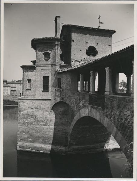 Pavia - Ponte coperto - Cappella votiva di S. Giovanni Nepomuceno