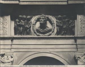 Rilievo - Busto virile e putti - Donato Bramante e Agostino de Fondutis - Milano - Chiesa di Santa Maria preso S. Satiro - Battistero