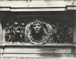 Rilievo - Busto virile e putti - Donato Bramante e Agostino de Fondutis - Milano - Chiesa di Santa Maria preso S. Satiro - Battistero