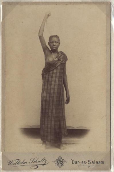Ritratto di donna - Giovane Swahili - Seno scoperto - Tartan - Anfora in testa