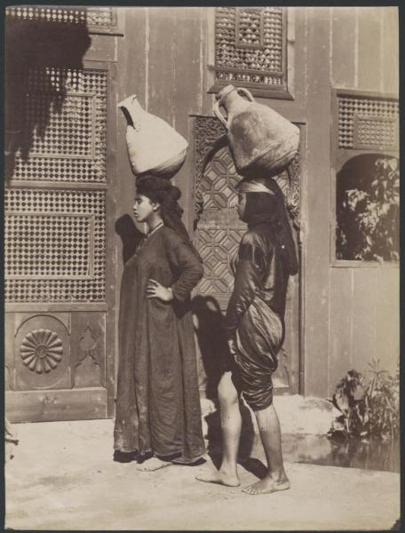 Scena di genere - due portatrici d'acqua in una via del Cairo