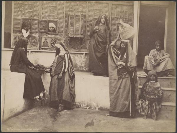 Scena di genere - Donne velate in un cortile - Una donna porta dell'acqua - Due donne appaiono da una moucharabia - Due bambini