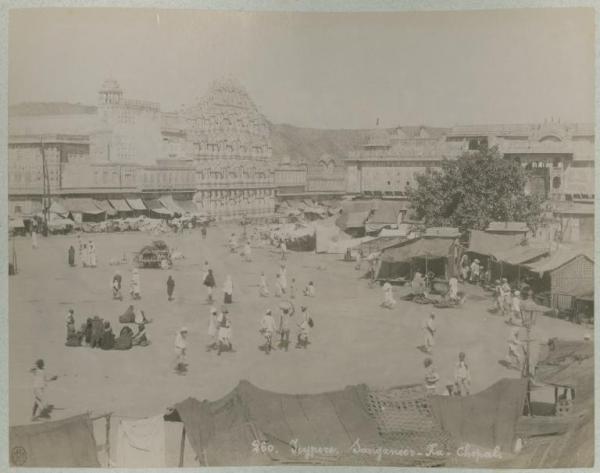 India - Jaipur (anche Jeypore) - Palazzo dei Venti (o Hawa Mahal) - Esterno - Facciata - Piazza - Mercato