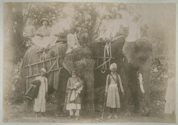 Ritratto di gruppo - Viaggiatori sugli elefanti prima della salita per Fort Amber - Domatori
