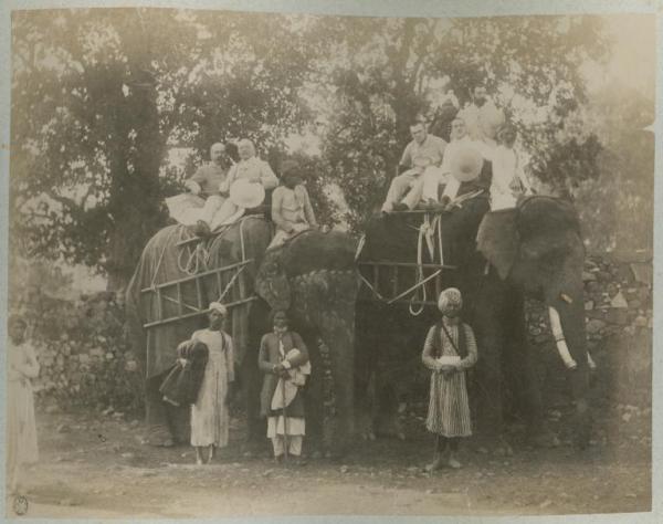 Ritratto di gruppo - Viaggiatori sugli elefanti prima della salita per Fort Amber - Domatori